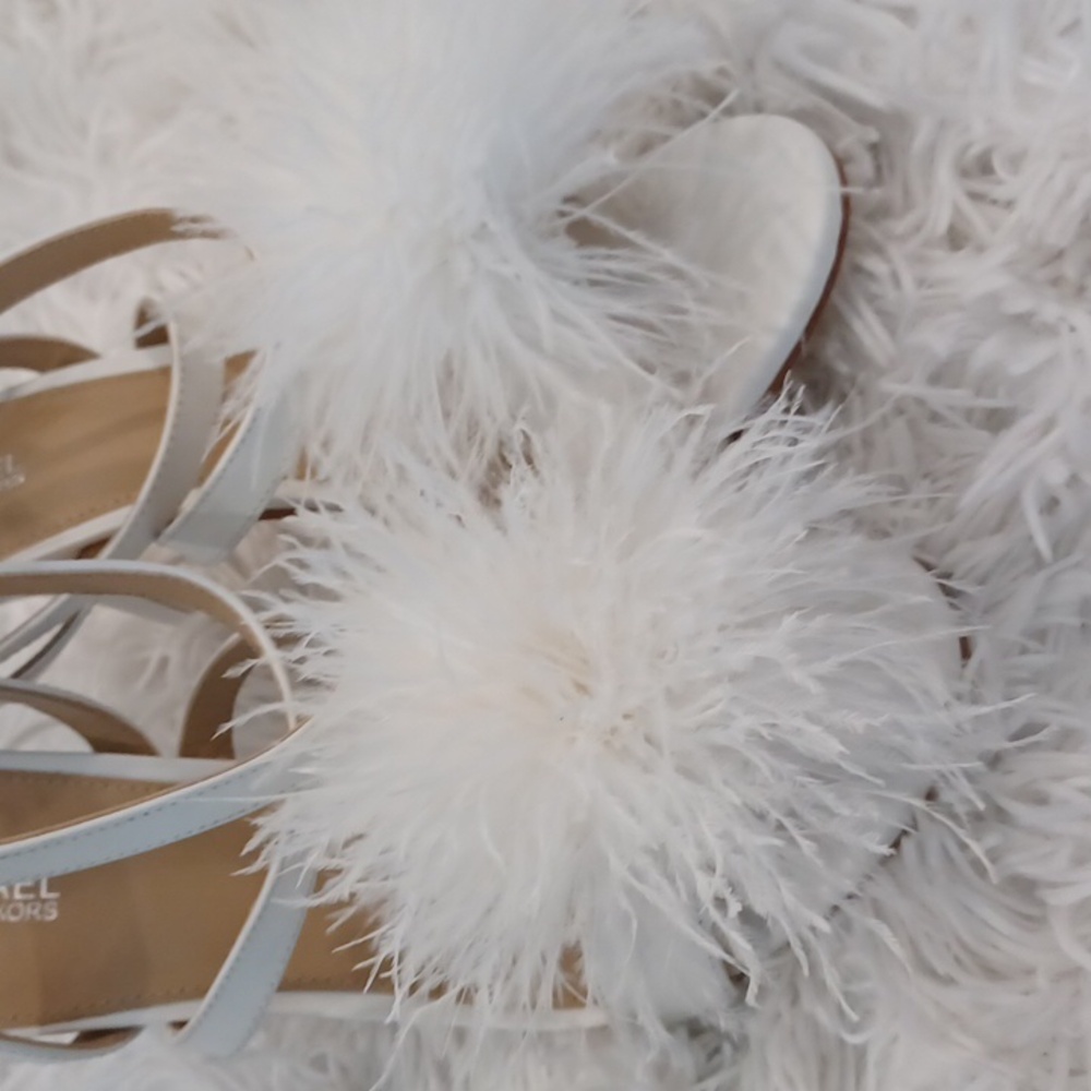 Michael Kors WHITBY FEATHER TRIM LEATHER SANDAL Optic White 7 NEW - Picture 3 of 16